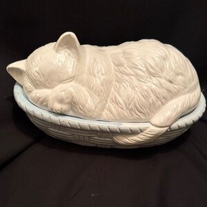 White Ceramic Cat in Basket Figurine ~ House of Lloyd 1989